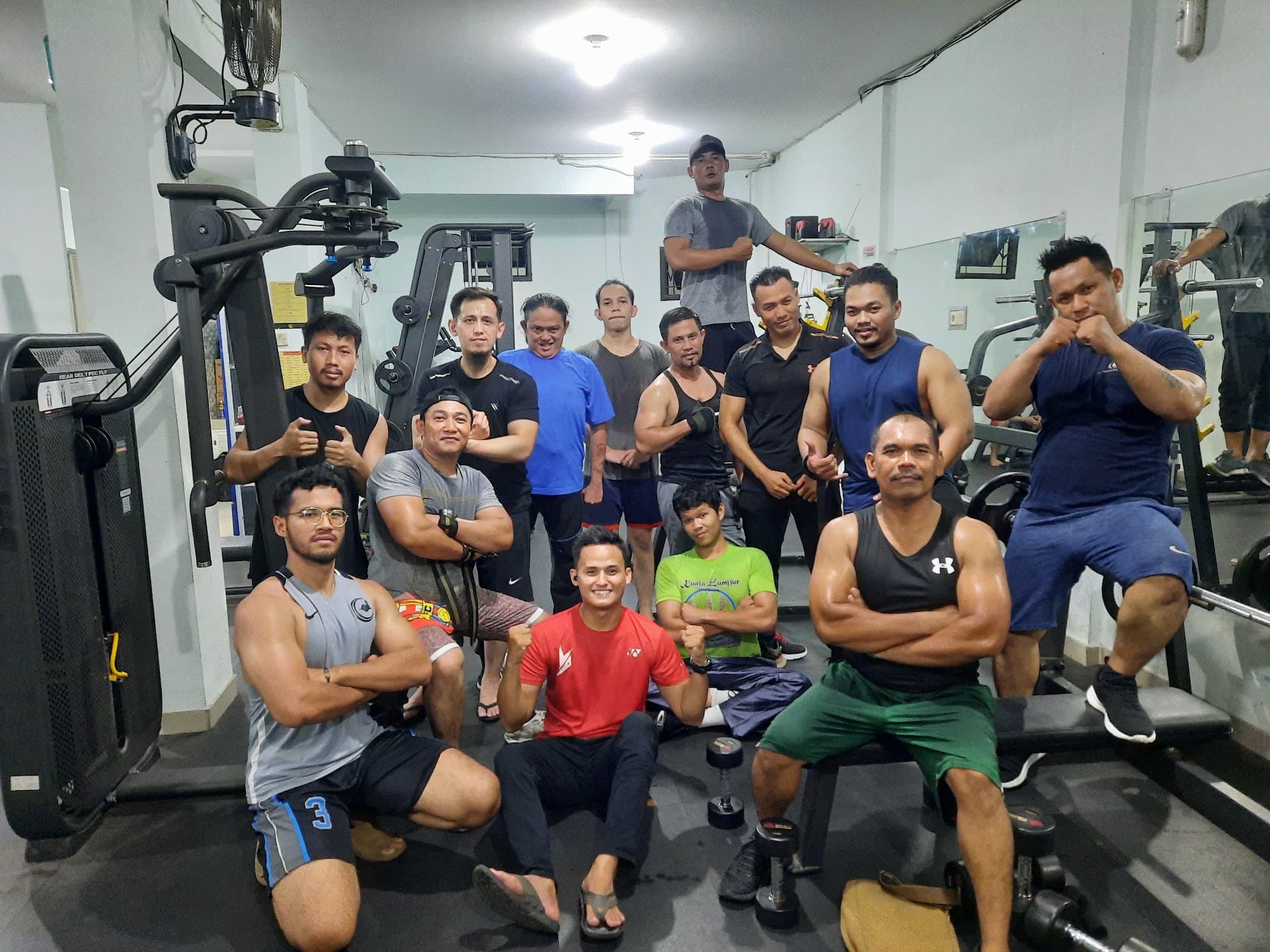 Member-member Bang Gym berfoto bersama setelah latihan
